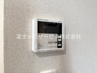 【発電・温水設備】 | 静岡市駿河区小黒2丁目 3期 新築一戸建て 2号棟 | リビングからも操作ができて便利です