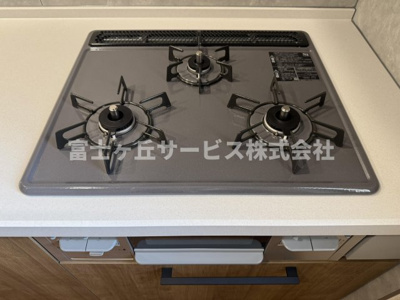 【その他】 | 静岡市駿河区小黒2丁目 3期 新築一戸建て 2号棟 | 3口コンロがあります