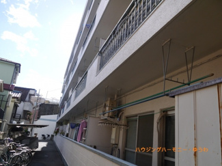 【外観】 | 開放感ある立地。RC造のしっかりした建物です。