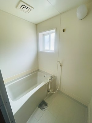 ハニーハイツBの浴室|落ち着いた空間のお風呂です