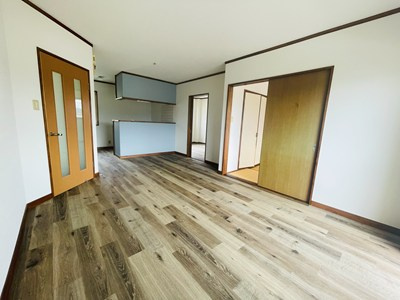 ハニーハイツBの居間・リビング|こちらのリビングで趣味の時間をお楽しみください