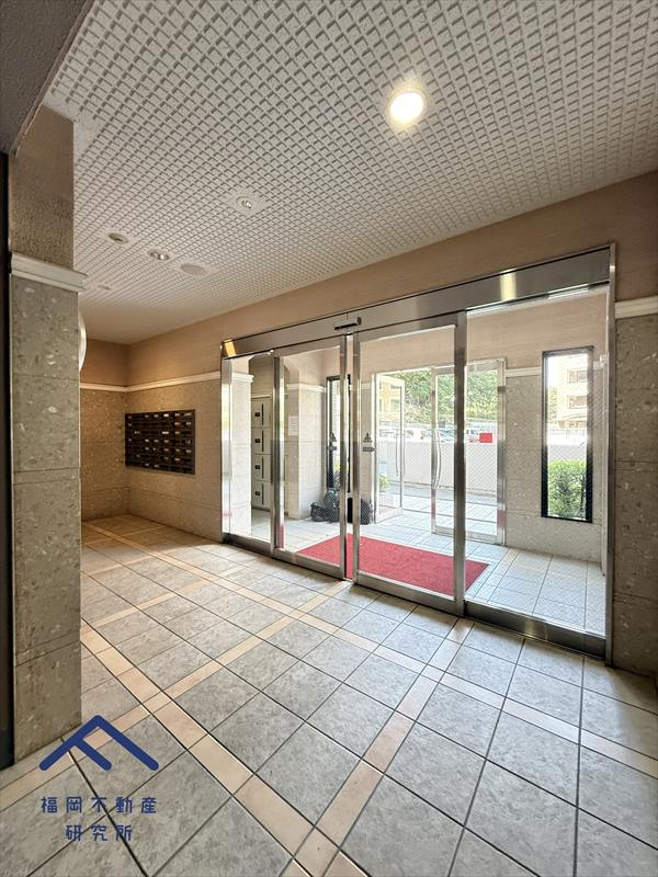 レークヒルズ野多目八番館のエントランス