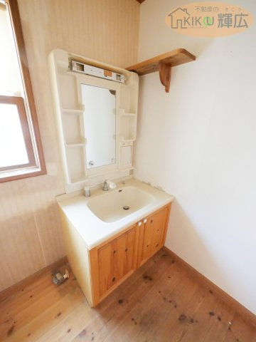 明石市大久保町大窪　中古戸建の独立洗面台|リフォーム前の写真です。