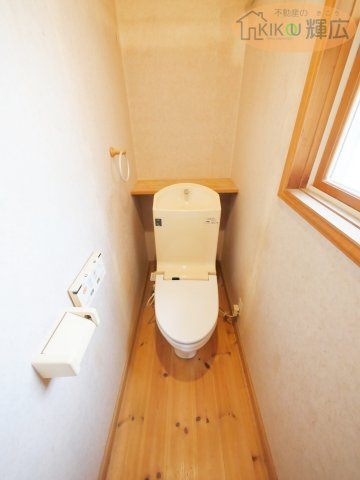 明石市大久保町大窪　中古戸建のトイレ|リフォーム前の写真です。