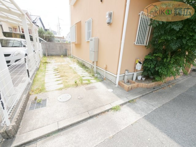 明石市大久保町大窪　中古戸建の駐車場|リフォーム前の写真です。