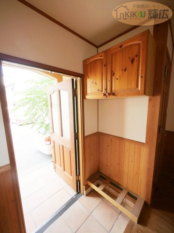 明石市大久保町大窪　中古戸建の玄関|リフォーム前の写真です。