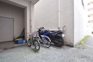【駐車場】 | バイク置き場。空き区画の有無や駐輪料金、サイズおよび排気量規定などについては、改めてお問い合わせください。～即日のご見学可能～　お問合せはお気軽にどうぞ。