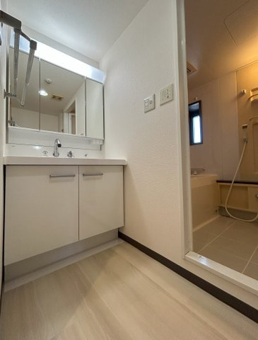 ファミールハイツ泉大津セントハーバーシティ1番館の独立洗面台|洗面室