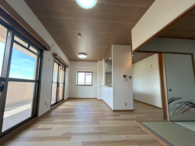 ファミールハイツ泉大津セントハーバーシティ1番館の居間・リビング|LDK②