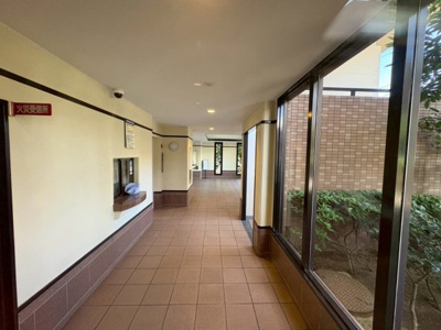 【エントランス】 | ディオフェルティ住吉公園通り | 専用ポーチもありますよ♪ベビーカーやちょっとした物も置いて置けますね♪