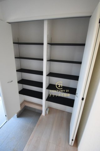 Cradlegarden　 北茨城市大津町北町　第12　2の玄関|たっぷり入る玄関収納です！扉の中は可動棚ですので、用途に合わせて高さを自由に変えることができます。