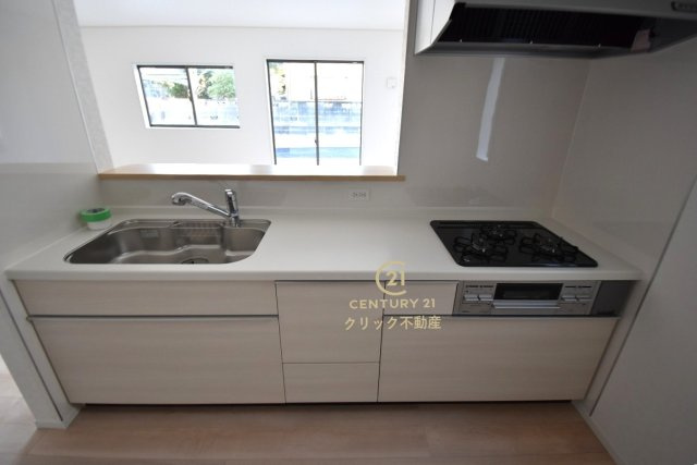 Cradlegarden　 北茨城市大津町北町　第12　2のキッチン|ワイドなカウンターと高い収納力で、ご夫婦で、またお子様と一緒に料理をするにも十分な広さ。高級感と清潔感漂うホワイト系が採用された、美しくお手入れしやすいシステムキッチンです。