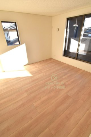 Cradlegarden　 北茨城市大津町北町　第12　2の洋室|二面窓は採光に優れお部屋を明るく照らします。２面の窓から景色が見えるので開放感があり、通風も良く快適にお過ごしいただけます。