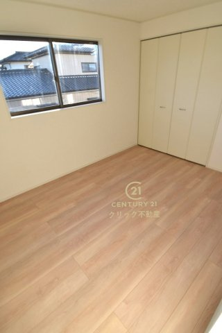 Cradlegarden　 北茨城市大津町北町　第12　2の洋室|折戸を開くと壁面クローゼット。衣類が横一列に並ぶためひと目で洋服が選びやすい！衣類をたくさんお持ちの方もスッキリ片付きます♪