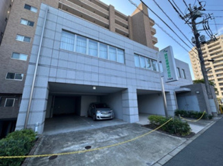 【外観】 | 新百合ヶ丘駅まで徒歩2分の好立地！9階建てマンションの2階部分です♪1階には駐車場があります☆