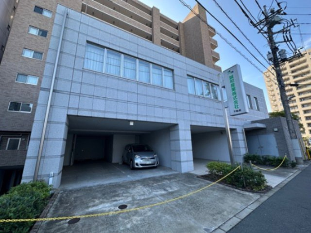 【外観】 | ルアナガーデン新百合店舗 | 新百合ヶ丘駅まで徒歩2分の好立地！9階建てマンションの2階部分です♪1階には駐車場があります☆