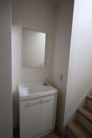 《仲介手数料無料》練馬区石神井台３丁目20-24新築一戸建てKEIAI STYLEの独立洗面台|撮影日 2025年9月25日 14:30 晴れ