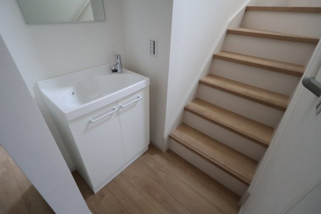 《仲介手数料無料》練馬区石神井台３丁目20-24新築一戸建てKEIAI STYLEの独立洗面台|撮影日 2025年9月25日 14:30 晴れ