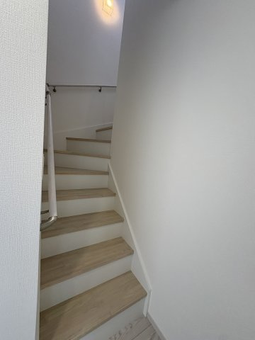 【内装】 | 福岡市南区柏原1丁目12期　2号棟（全2棟）【仲介手数料無料・0円】 | 現地写真。2階へ上がる階段です。手摺もついて安全ですね。