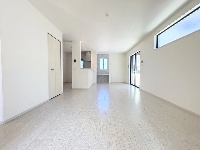 【居間・リビング】 | 福岡市南区柏原1丁目12期　2号棟（全2棟）【仲介手数料無料・0円】 | 現地写真。リビングです。