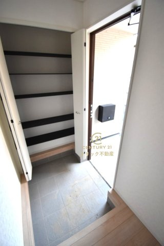 Cradlegarden　 北茨城市大津町北町　第12　3の玄関|たっぷり収納できるシューズボックスで玄関もスッキリ！扉の中は可動棚ですので、靴に合わせて高さを自由に変えることができます。玄関ドアにも断熱材が充填されており、冬の寒さが軽減されます。