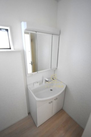 Cradlegarden　 北茨城市大津町北町　第12　3の独立洗面台|シャンプードレッサー付き洗面台は、広めで使いやすい、お手入れが楽なデザイン。窓があるので採光、通風良好です！