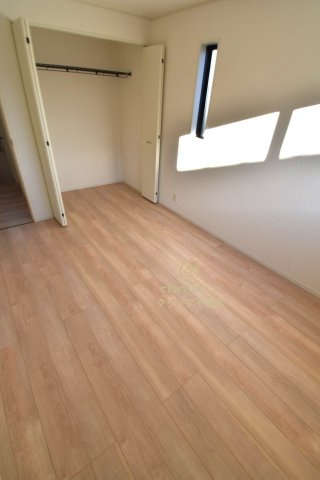 Cradlegarden　 北茨城市大津町北町　第12　3の洋室|折戸を開くと壁面クローゼット。衣類が横一列に並ぶためひと目で洋服が選びやすい！衣類をたくさんお持ちの方もスッキリ片付きます♪