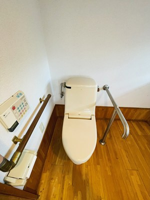忠見貸家　のトイレ|落ち着いた色調のトイレです