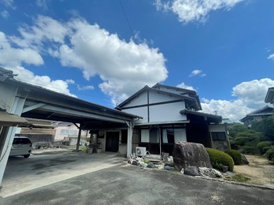 忠見貸家　の駐車場|車をお持ちの方に嬉しい駐車場付きの物件です