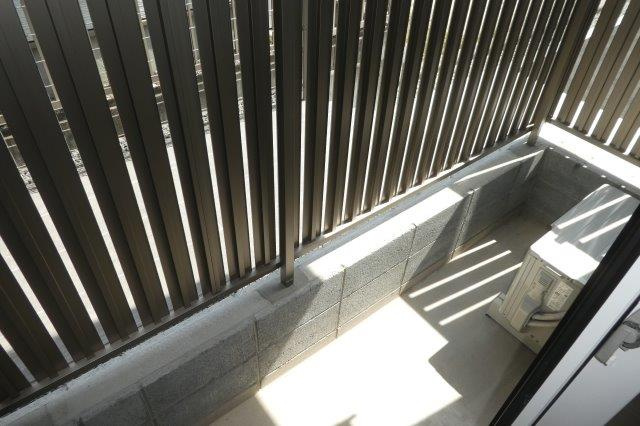 総社市小寺のアパートのバルコニー