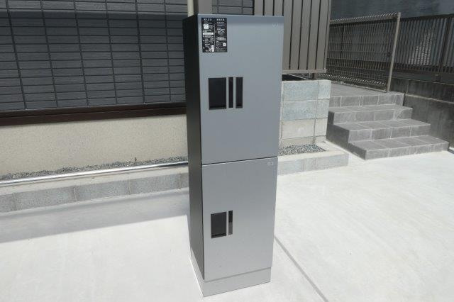 総社市小寺のアパートのその他共用部分|宅配ボックス完備。