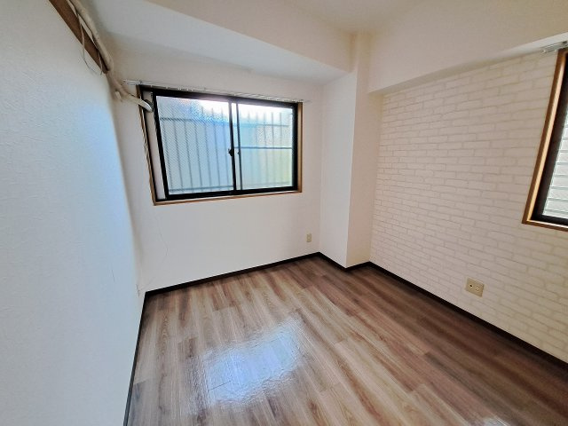 ウエストフィールド里中の洋室