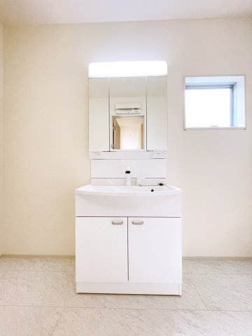 新築戸建・建売　太田市第4鳥山上町　Livele Garden　全2棟　の独立洗面台|三面鏡タイプの独立洗面台で、身だしなみチェックも収納力も◎洗面まわりもすっきり清潔に保てます！