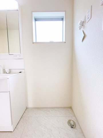 新築戸建・建売　太田市第4鳥山上町　Livele Garden　全2棟　のランドリースペース|換気しやすい小窓付きで明るく清潔感のあるホワイト基調のランドリースペースです♪