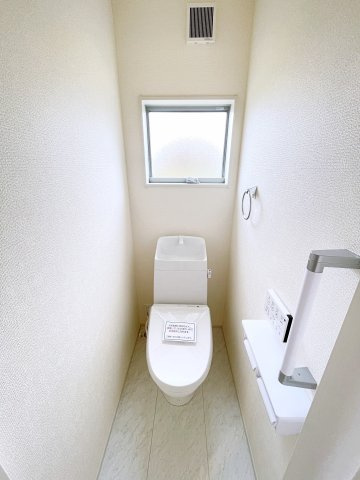 新築戸建・建売　太田市第4鳥山上町　Livele Garden　全2棟　のトイレ|小窓付きで自然光が入る明るくて爽やかなトイレ空間です！