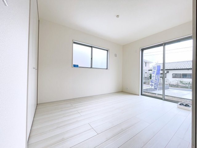新築戸建・建売　太田市第4鳥山上町　Livele Garden　全2棟　の洋室|2面採光で明るい洋室です！ホワイト基調の爽やか空間から外にも出られます♪