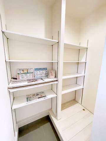 新築戸建・建売　太田市第4鳥山上町　Livele Garden　全2棟　の収納|可動棚付きなので物の大きさによって高さを変えられるので便利！