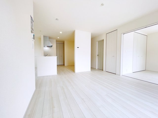 新築戸建・建売　太田市第4鳥山上町　Livele Garden　全2棟　の居間・リビング|ホワイトを基調とした明るく開放的なLDKです！