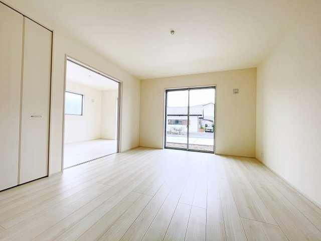 新築戸建・建売　太田市第4鳥山上町　Livele Garden　全2棟　の居間・リビング|ダイニングには大きな窓があり明るい陽射しが差し込む開放的で心地よい空間です！