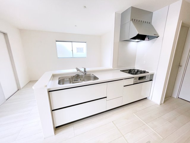 新築戸建・建売　太田市第4鳥山上町　Livele Garden　全2棟　のキッチン|カウンターキッチンなので配膳や片付けが楽々です！