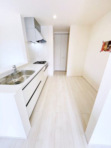 新築戸建・建売　太田市第4鳥山上町　Livele Garden　全2棟　のキッチン|キッチンを抜けると洋室やストレージがあります。廊下を最小限に抑え、居住スペースを広く確保されています！