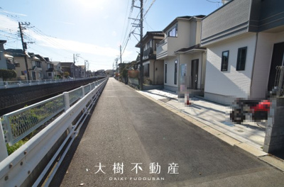 【前面道路含む現地写真】 | 座間市栗原中央1丁目　新築戸建て　全2棟【仲介手数料無料】