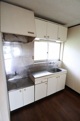 メゾン梨花のキッチン|写真は同建物の別部屋を参考に掲載しております。