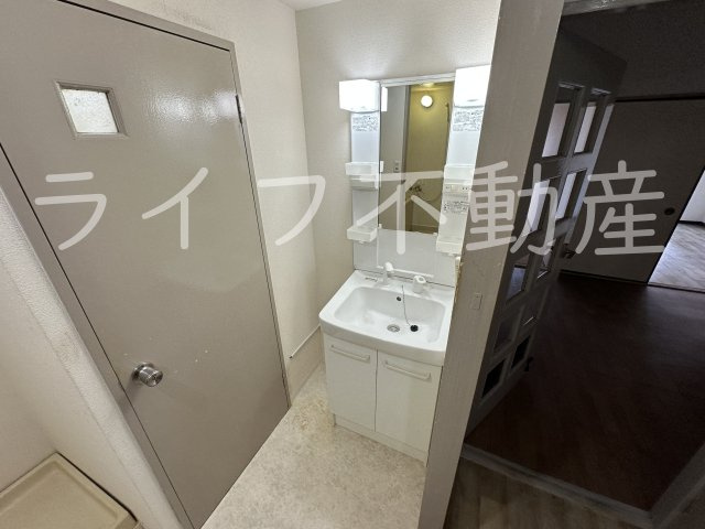 第2東大阪村橋マンション（瓢箪山賃貸）の独立洗面台|独立洗面台、小物を置くことができて便利です
