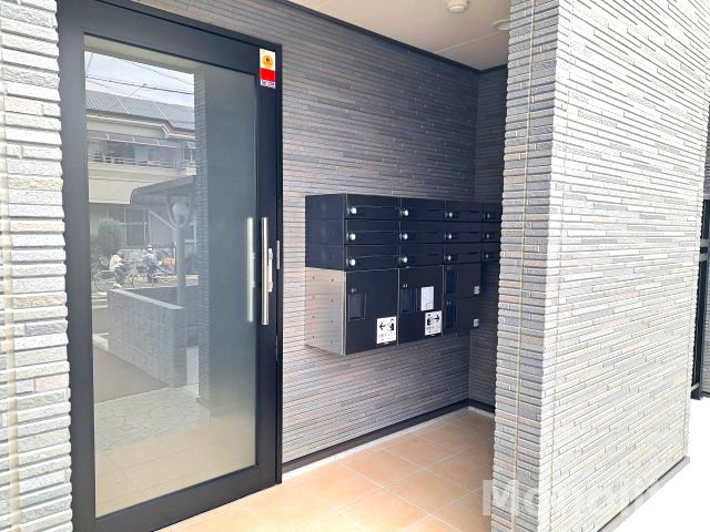 アイマコート初芝のエントランス