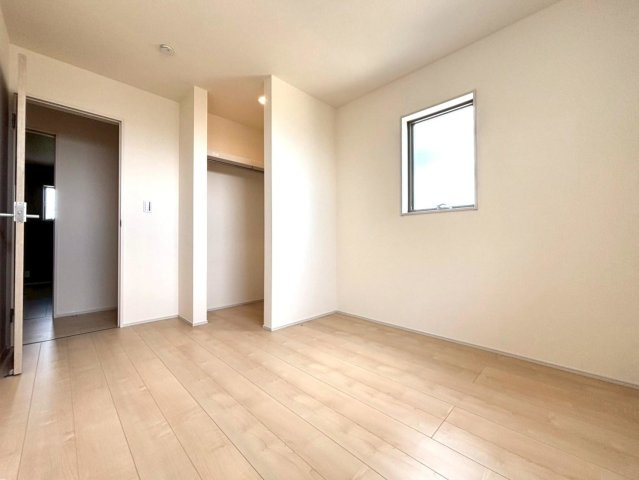 リーブルガーデン　安八郡安八町西結　全３区画分譲の洋室|全居室にたっぷり収納できる大型クローゼット、居室部分の窓ガラスには間に空気層を設けたペアガラスを採用。
高い断熱性と共にガラス面の結露対策にも効果を発揮します。