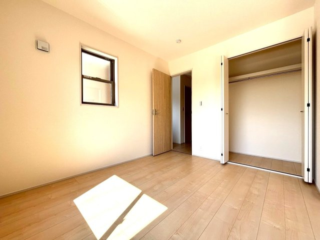 リーブルガーデン　安八郡安八町西結　全３区画分譲の洋室|全居室にたっぷり収納できる大型クローゼット、居室部分の窓ガラスには間に空気層を設けたペアガラスを採用。
高い断熱性と共にガラス面の結露対策にも効果を発揮します。