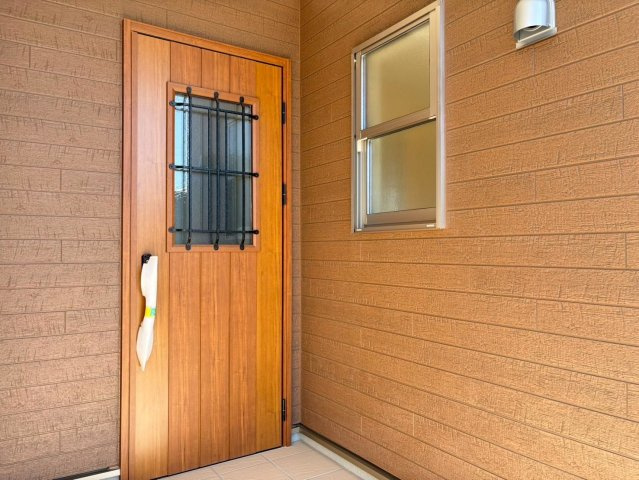 リーブルガーデン　安八郡安八町西結　全３区画分譲の玄関|【ピッキング防止機能付き玄関ドア錠】玄関ドアの鍵は上下に２つあり、内側の下段は脱着サムターンキー。
鍵を不正に開錠されても、もう１つの鍵でピッキングを防ぎます。防犯性の高い仕様になっています。