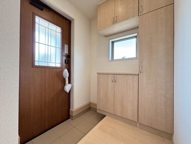 リーブルガーデン　安八郡安八町西結　全３区画分譲の玄関|大容量のシューズ収納付きで玄関周りもすっきり！玄関ドアからの光が玄関ホールを明るくしてくれます。