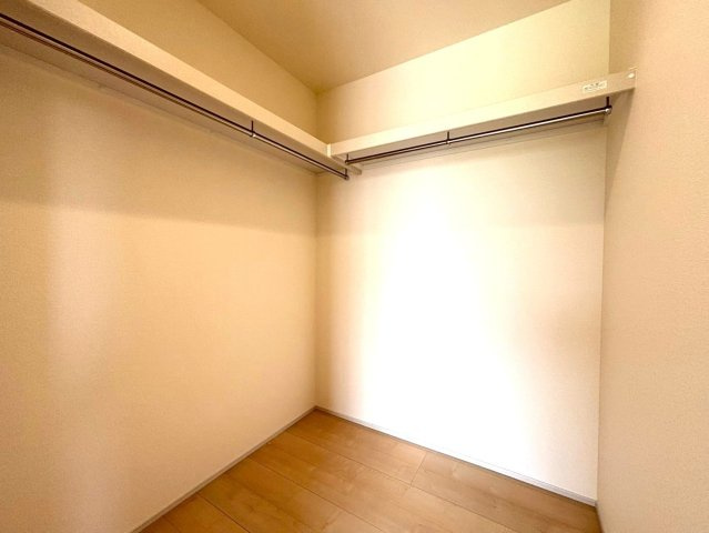 リーブルガーデン　安八郡安八町西結　全３区画分譲の収納|大きめのWICには、たっぷりお洋服を収納できて便利です。